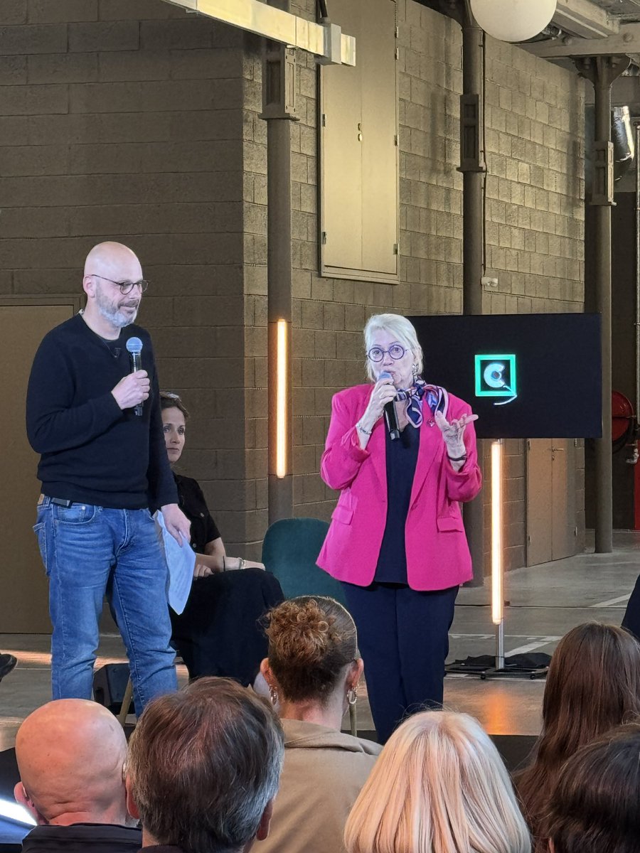 francetvetvous's tweet photo. Hier soir, @mulhouse a accueilli au KMØ la 2e Rencontre @CPolF5 !

Thomas Snégaroff, Natacha Polony, Anaïs Voy-Gillis et Gérald Cohen ont débattu avec un public engagé : l’industrie peut-elle encore nous faire rêver ?

Replay disponible prochainement sur https://t.co/ohhVwJ3JLL https://t.co/mC1apA8TLf
