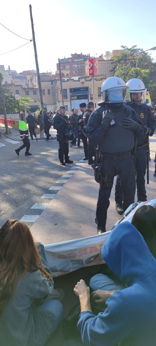 Sindicat d'Habitatge de Vallcarca (@habitatgevkk) on Twitter photo <a href="/pscbarcelona/">PSC Barcelona/♥️</a> <a href="/jaumecollboni/">Jaume Collboni</a> @congreshabcat <a href="/CiutatVellaSHSC/">Sindicat Habitatge de Ciutat Vella</a> <a href="/Endavant_OSAN/">Endavant OSAN</a> <a href="/FAVBcn/">Favb</a> <a href="/habitatge9b/">Sindicat d'Habitatge de Nou Barris</a> <a href="/HabitatgeGracia/">Sindicat d’Habitatge de Gràcia</a> <a href="/HabitatgeSTA/">Sindicat d'Habitatge de Sant Andreu</a> <a href="/naciodigital/">NacióDigital</a> <a href="/SindicatLloguer/">Sindicat de Llogateres i Llogaters</a> <a href="/SindicatHabSC/">Sindicat Habitatge Socialista de Catalunya</a> Els antiavalots encapsulen una part de les veïnes concentrades a l'Av. Vallcarca. S'han produït diverses càrregues. <a href="/pscbarcelona/">PSC Barcelona/♥️</a> <a href="/jaumecollboni/">Jaume Collboni</a> @congreshabcat <a href="/CiutatVellaSHSC/">Sindicat Habitatge de Ciutat Vella</a> <a href="/Endavant_OSAN/">Endavant OSAN</a> <a href="/FAVBcn/">Favb</a> <a href="/habitatge9b/">Sindicat d'Habitatge de Nou Barris</a> <a href="/HabitatgeGracia/">Sindicat d’Habitatge de Gràcia</a> <a href="/HabitatgeSTA/">Sindicat d'Habitatge de Sant Andreu</a> <a href="/naciodigital/">NacióDigital</a> <a href="/SindicatLloguer/">Sindicat de Llogateres i Llogaters</a> <a href="/SindicatHabSC/">Sindicat Habitatge Socialista de Catalunya</a> Els antiavalots encapsulen una part de les veïnes concentrades a l'Av. Vallcarca. S'han produït diverses càrregues.