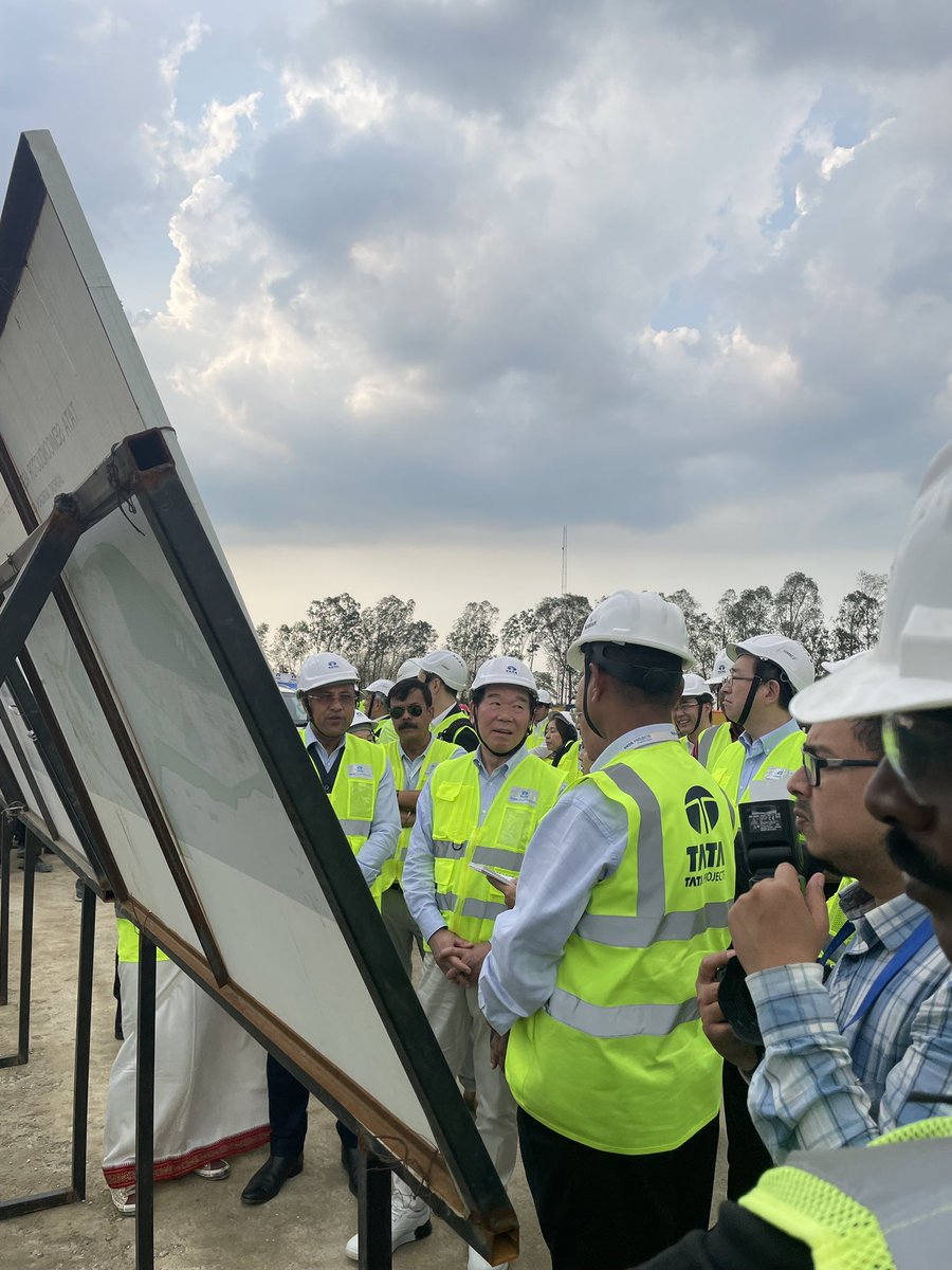 asean_1's tweet photo. 額賀衆議院議長インド親善訪問団とともに、アッサム州に建築予定のタタの半導体工場視察に同行いたしました！
観光産業以外にも大手企業の工場などの誘致に成功し、新しい取組みなどに力を入れてます。
その政策の取組みの一つに弊社の学校も含まれ、アッサムブランドを一助になるよう活動いたします！ https://t.co/zFZYGk8uIh