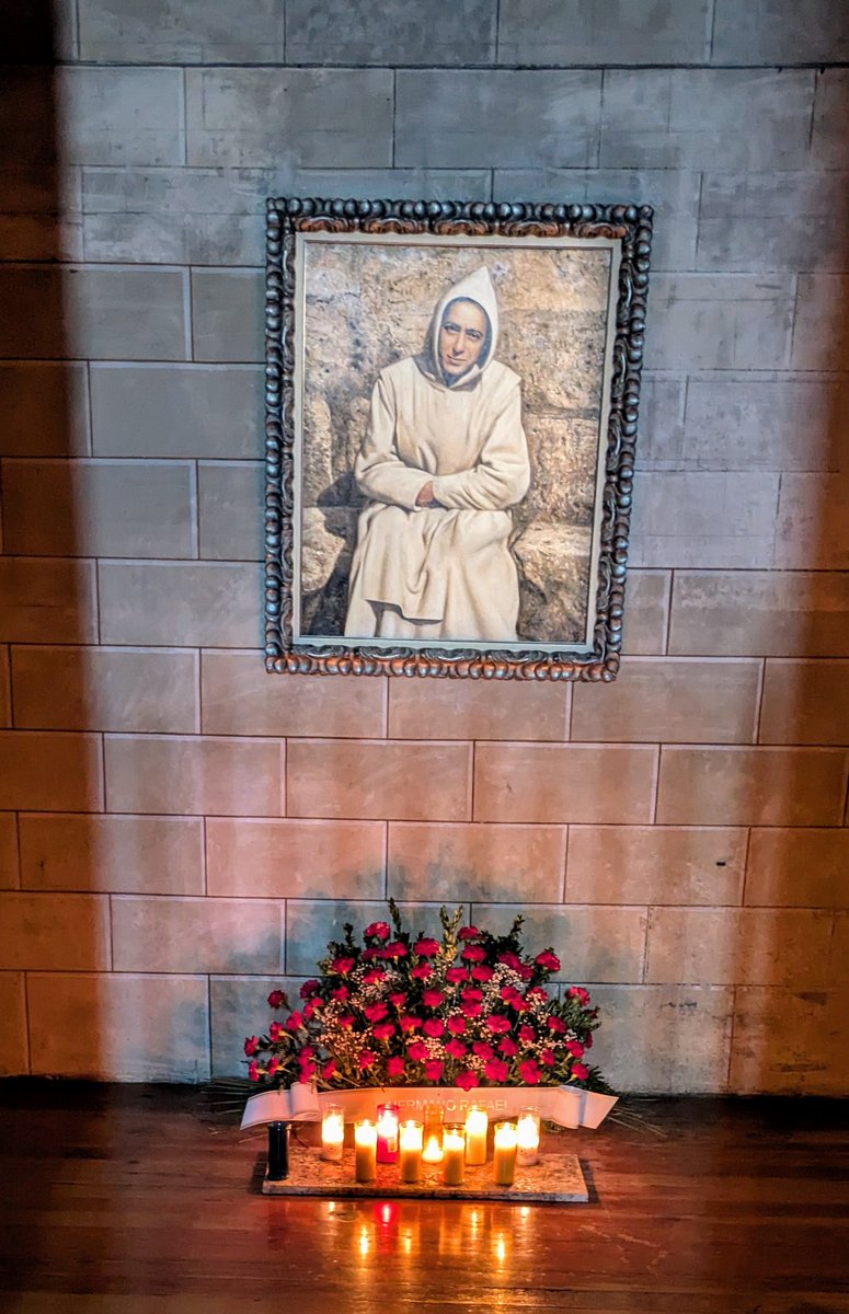 BalledeScapa's tweet image. #BuenosDiasATodos Monasterio de la Trapa, Dueñas #Palencia y visita a la tumba del Hermano Rafael. #monasterios