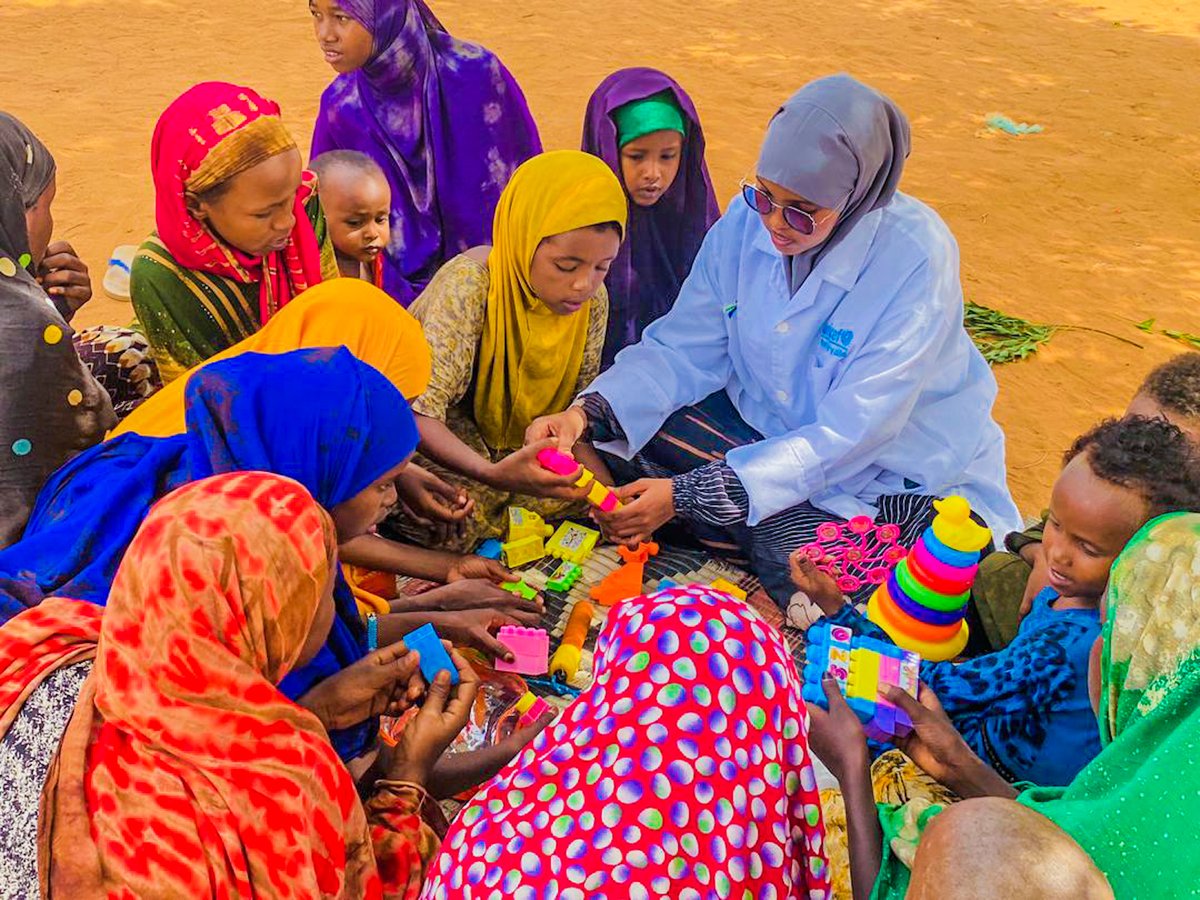 NoFYLSOM's tweet photo. #PhotoOfTheWeek📸- A PSS counselor engages children in play at our mobile child-friendly Space in #Doolow

With support from @unicefsomalia, @NoFYLSOM provides PSS &amp; recreational activities to help displaced children experience the joys of childhood &amp; regain a sense of normalcy https://t.co/HV4WgisA0P