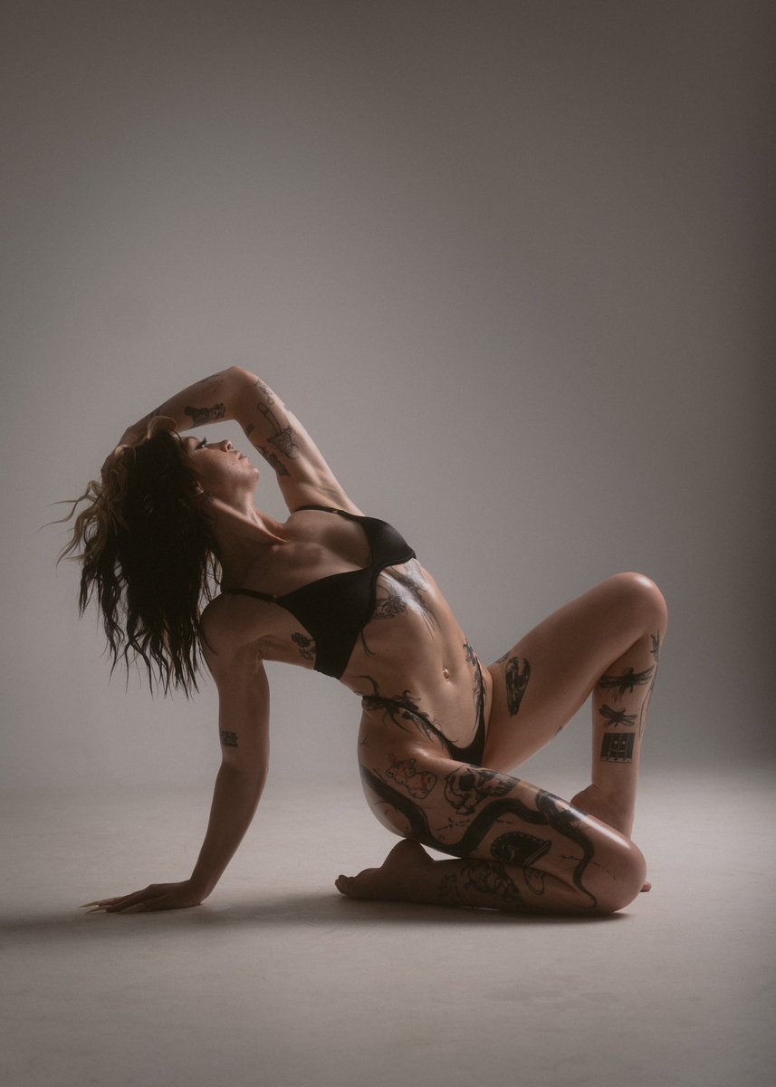 worship this. 

beemit - annakidd__ 

📸: @blportaiture on Insta