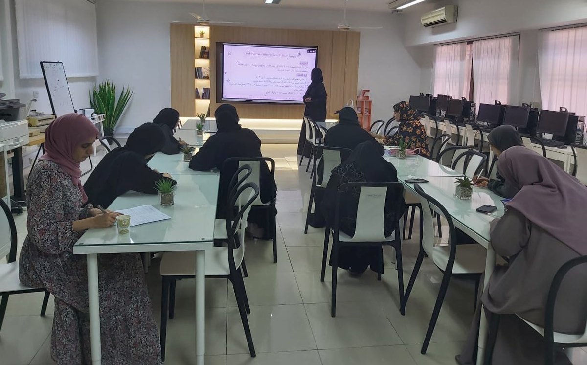 نفذت معلمة الأحياء أ. هلاله المشايخية مشغل (استراتيجيات التعلم النشط) يهدف إلى عرض استراتيجيات في التعلم النشط التي تنمي مهارات التواصل والحوار وتعزيز التفكير النقدي  لدى الطلاب وتشجيع التفكير الجماعي والنقاش والتعاون وتنشيط الذاكره.

#فعاليات_تعليمية_مسقط
#مدارسنا_مستقبل_واعد