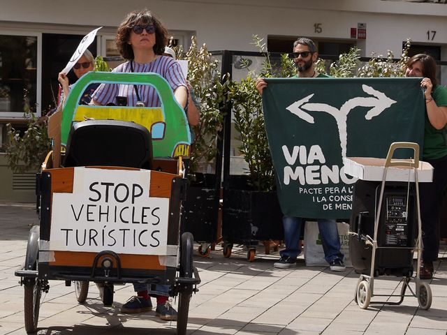 Menorca s’està degradant per culpa de la massificació. Platges naturals  saturades, camins rurals col·lapsats, aparcaments urbans impossibles.
Limitar els vehicles turístics és urgent.
elconfidencial.com/espana/2025-05…