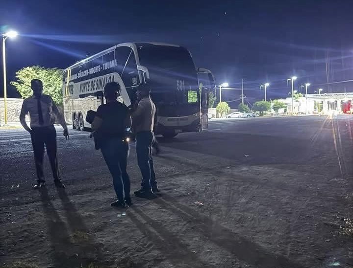 NCCULIACAN's tweet photo. |#CULIACÁN🍅👉🏻¡Civiles armados despojaron (1) autobús #NortedeSinaloa en la caseta de #ElLimon y dejaron varados a 60 personas!📸👇🏻| https://t.co/6LfEjMLOMM | https://t.co/4pO7uFvTa6