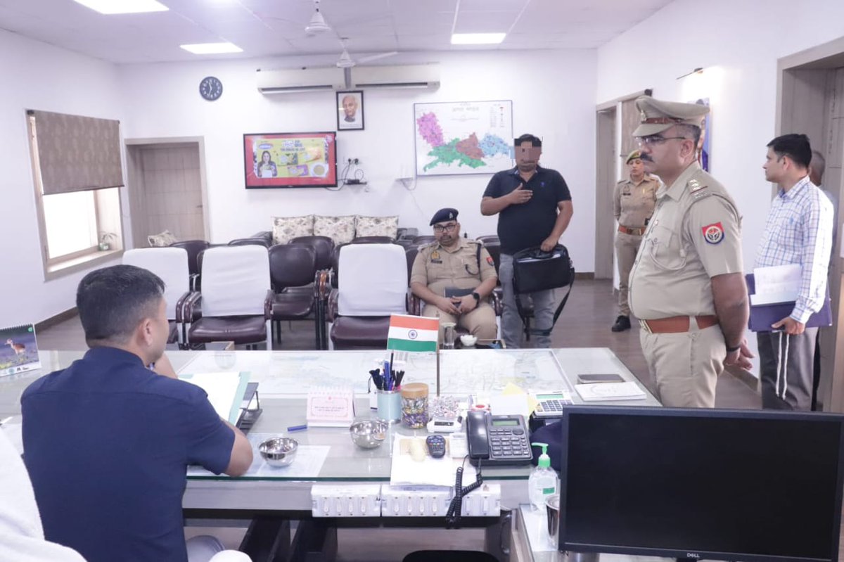 IG Range Agra (@igrangeagra) on Twitter photo #DIGRangeAgra <a href="/ShaileshP_IPS/">Shailesh Pandey,IPS</a> द्वारा परिक्षेत्रीय कार्यालय आगरा पर उपस्थित आए परिक्षेत्र के जनपदों मथुरा, फिरोजाबाद व मैनपुरी के शिकायतकर्ताओं की समस्याओं को सुना गया तथा उनके त्वरित एवं विधि सम्मत निस्तारण हेतु निर्देश दिए गए।
#UPPolice #DIGRangeAgra <a href="/ShaileshP_IPS/">Shailesh Pandey,IPS</a> द्वारा परिक्षेत्रीय कार्यालय आगरा पर उपस्थित आए परिक्षेत्र के जनपदों मथुरा, फिरोजाबाद व मैनपुरी के शिकायतकर्ताओं की समस्याओं को सुना गया तथा उनके त्वरित एवं विधि सम्मत निस्तारण हेतु निर्देश दिए गए।
#UPPolice