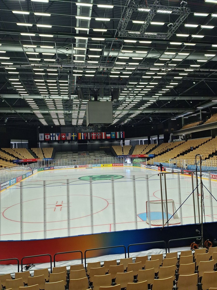 zdenek_janda's tweet photo. Hlásíme se z místa!
Herning. Jyska Bank Boxen
Tym @DenikSport je nazhaveny na zpravodajství🇨🇿✍️😉
Za chvíli trénink @czehockey https://t.co/JbgOLp4Nrl