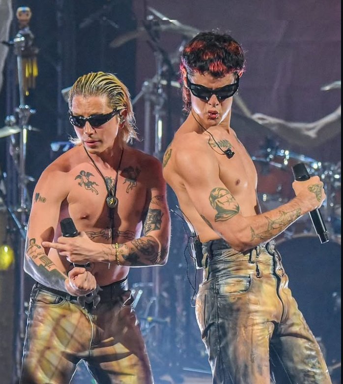 en serio a ellos les dicen feos?????  mira esas tetas