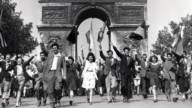 Oxitan30's tweet photo. 1944, la libération.
2025, l'invasion.
Ils sont morts pour rien.
#8mai1945 #ChampsElysees https://t.co/3YZm3DqFVJ