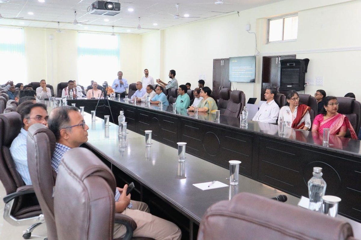 ranojpeguassam's tweet photo. Today, inaugurated the Regional Support Centre of @Samarth_eGov — the e-governance platform for Higher Education — at Gauhati University. Jointly set up by the Directorate of Higher Education and @GauhatiUniv, the centre will serve as a coordination and technical support hub for universities and colleges, especially during the upcoming admission process and for the implementation of e-governance initiatives.

Also interacted with representatives from various colleges, in the presence of the Hon'ble Vice Chancellor of GU Dr. Nani Gopal Mahanta and Shri Narayan Konwar, Secretary, Education.
@himantabiswa 
@CMOfficeAssam