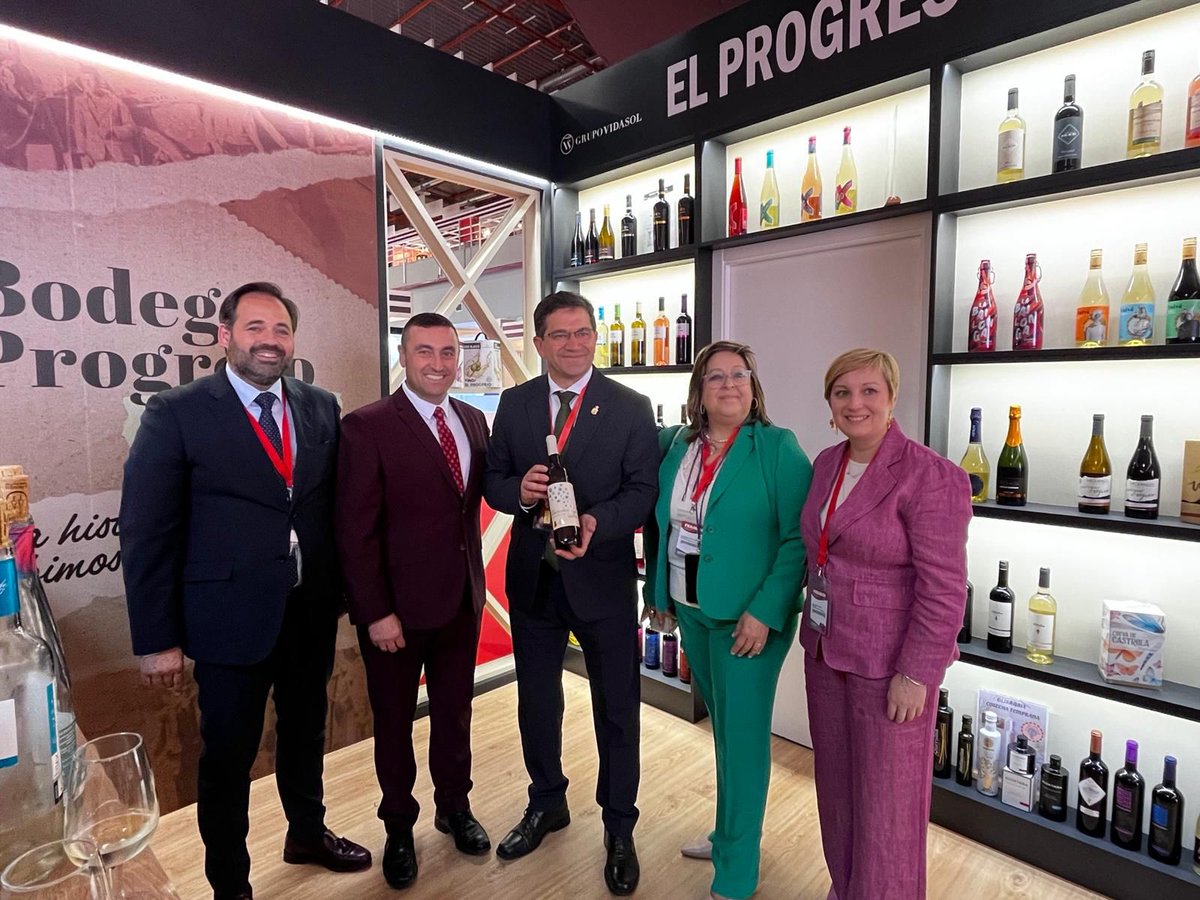 VXcontigo's tweet photo. @ELPROGRESO_Coop : “@Fenavin_Oficial 𝘀𝗶𝗴𝘂𝗲 𝘀𝗶𝗲𝗻𝗱𝗼 𝗹𝗮 𝗽𝗿𝗶𝗻𝗰𝗶𝗽𝗮𝗹 𝗳𝗲𝗿𝗶𝗮 𝗱𝗲𝗹 𝘃𝗶𝗻𝗼 𝗲𝘀𝗽𝗮ñ𝗼𝗹 𝗲𝗻 𝗲𝗹 𝗺𝘂𝗻𝗱𝗼, 𝗰𝗼𝗻 𝗺𝘂𝗰𝗵𝗮 𝗼𝗽𝗼𝗿𝘁𝘂𝗻𝗶𝗱𝗮𝗱 𝗱𝗲 𝗻𝗲𝗴𝗼𝗰𝗶𝗼”
+ ℹ️
https://t.co/imo4rLKmuW https://t.co/AXcrtBnyji