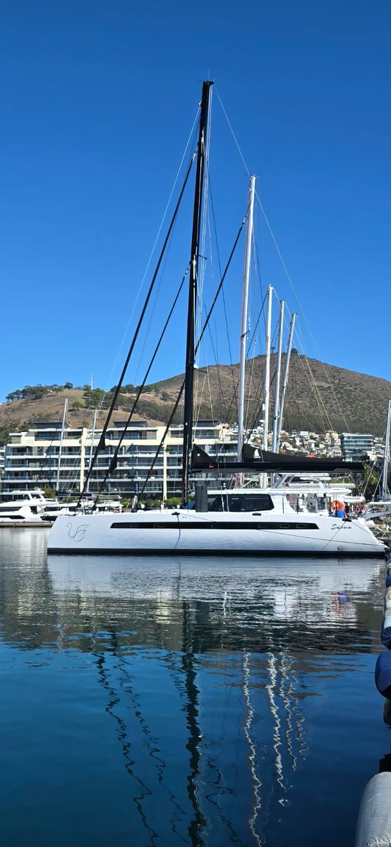 multihullmgr's tweet image. BALANCE 580 &quot;Swann&quot; docked at Cape Town marina, with iconic Table Mountain in the background 
Sleek design, premium finishes, and a spirit of adventure — simply irresistible.

#Balance580 #CatamaranLife #CapeTownVibes #multihull #balancecatamarans