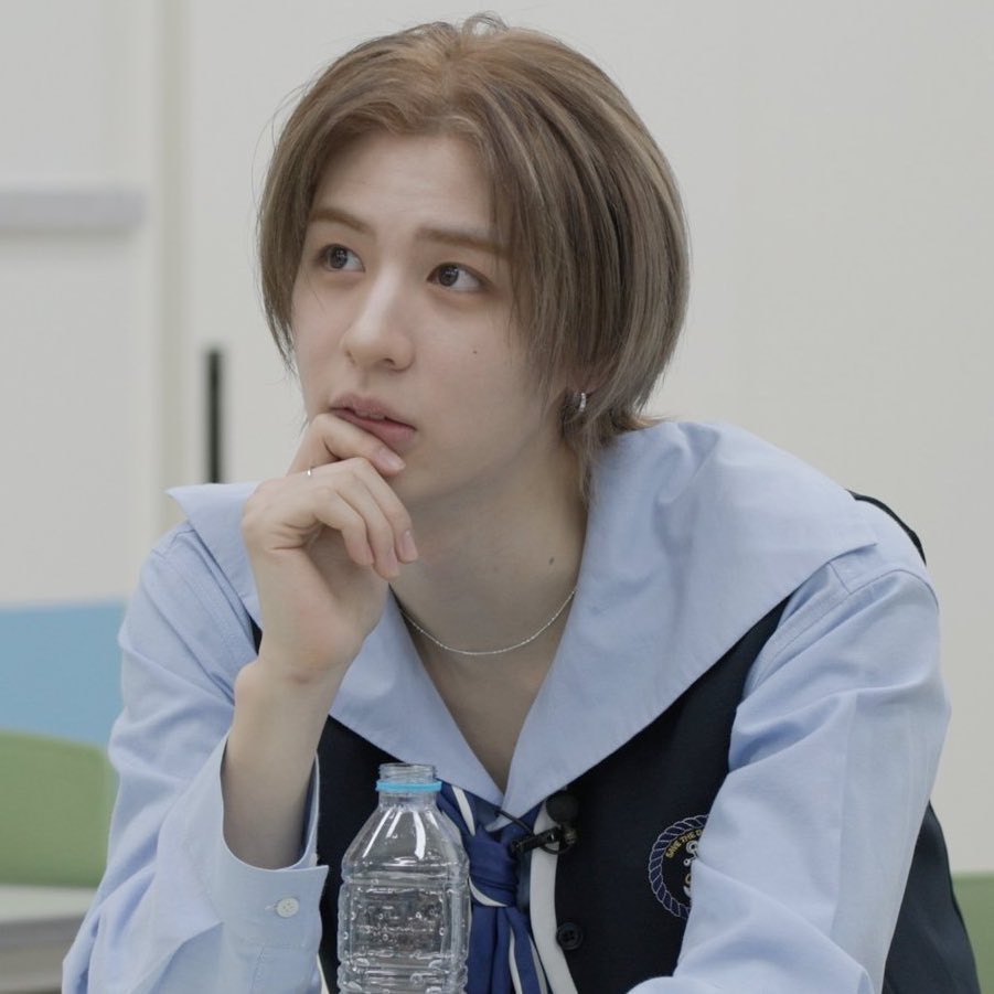 탯한

너 나 보면서 
야한 생각한 적 있지
                                                      미쳤니
왜?
                                                      뭐가 왜야
왜 안 해?     
나는 하니까 너도 해      
                                                     …너 뭐하다 왔냐?