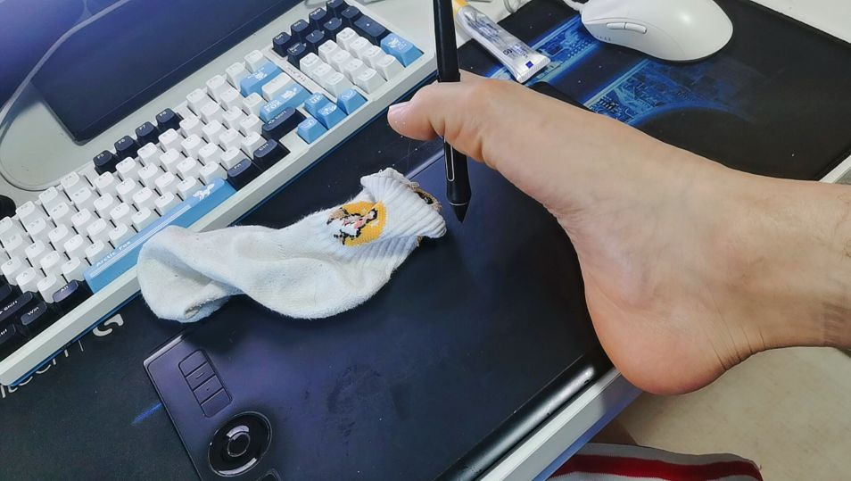 单主的要求...
我真是服了你们变态足控了