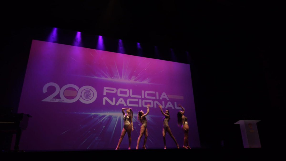 dipualba's tweet photo. 👮‍♂️👮🏾‍♀️🤝La #solidaridad y el #compromiso nos definen como sociedad, y anoche en el @TeatroCircoAB, volvimos a vivir un ejemplo

El diputado del #ÁreaSocial, @josetinajeros, acompañó a @policia en el concierto benéfico a favor de @CaritasAlbacete

#Alianzas que #cuidan y #protegen https://t.co/cyWMD50X2d