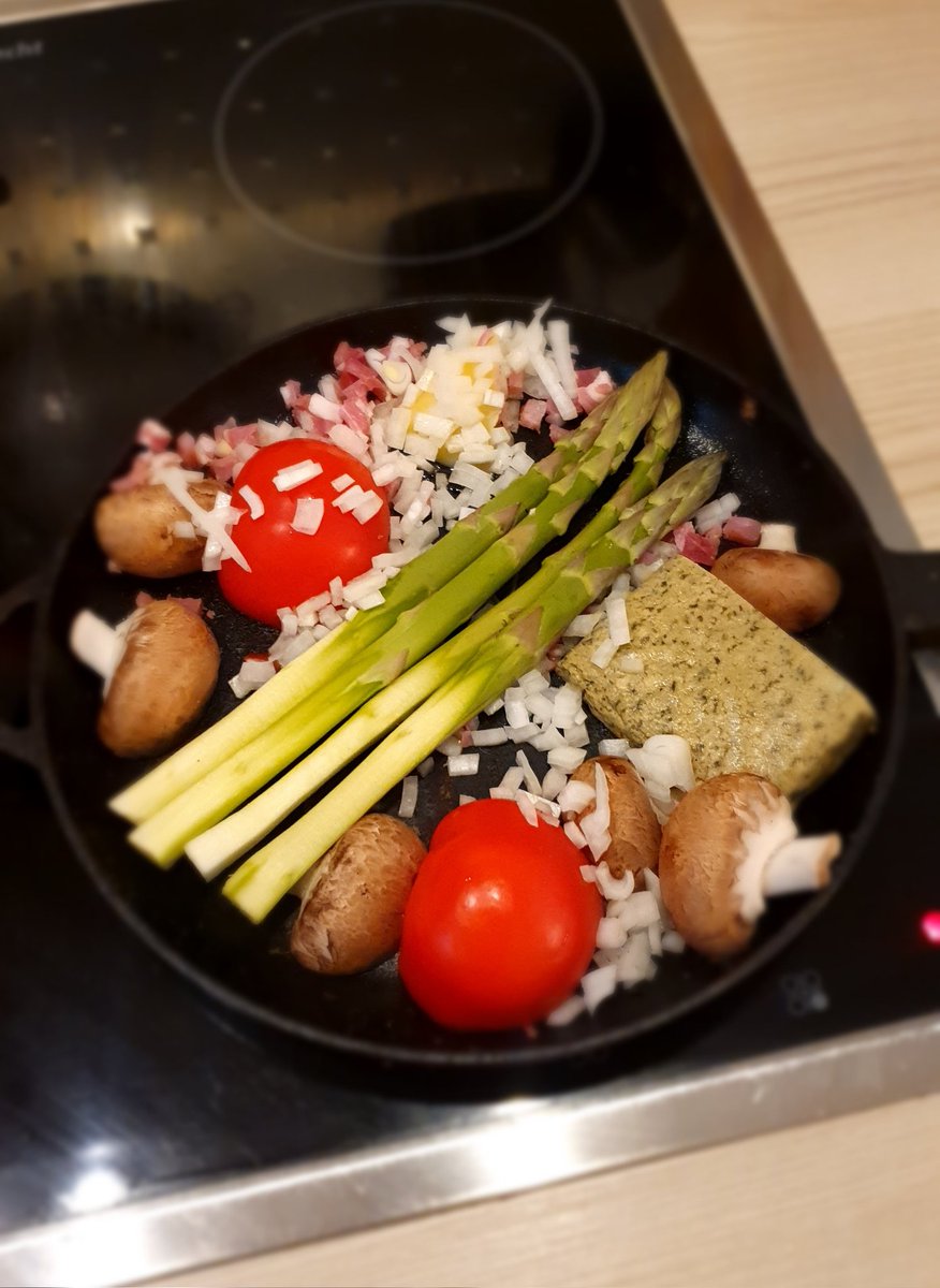 Huculinka's tweet image. I bought a new cast iron skillet for my place, but my fridge is smaller, as is his cast iron skillet... we need to swap. #1stWorldProblems