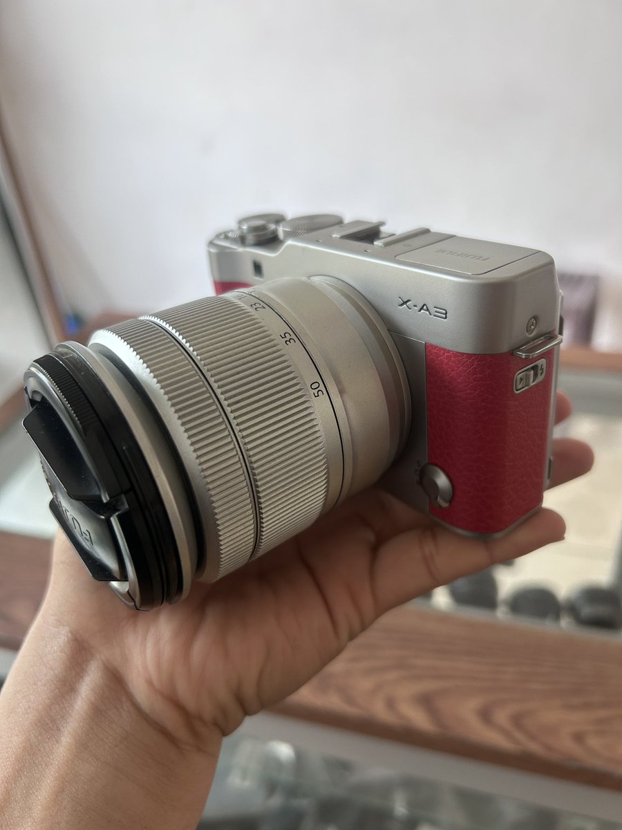 Guys please , kalo kalian punya kamera dslr mirrorles action cam atau apapun itu kek lensa , flash dll yg ga kepake , jual aja ke aku please 🥲