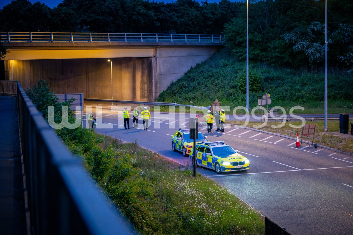 An awfully sad incident in Swindon yesterday evening - a man 'fell' from the A419 bridge over a busy roundabout. He was rushed to hospital for critical care. 

Full story: bit.ly/4jNZ5zv