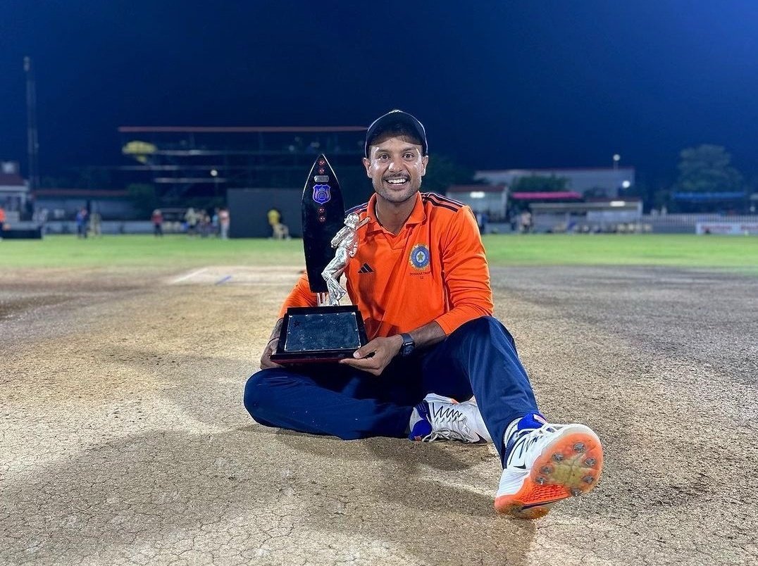 kaushiktweetz's tweet photo. The Trophy Magnet. #MayankAgarwal https://t.co/BAjOmFJS8m