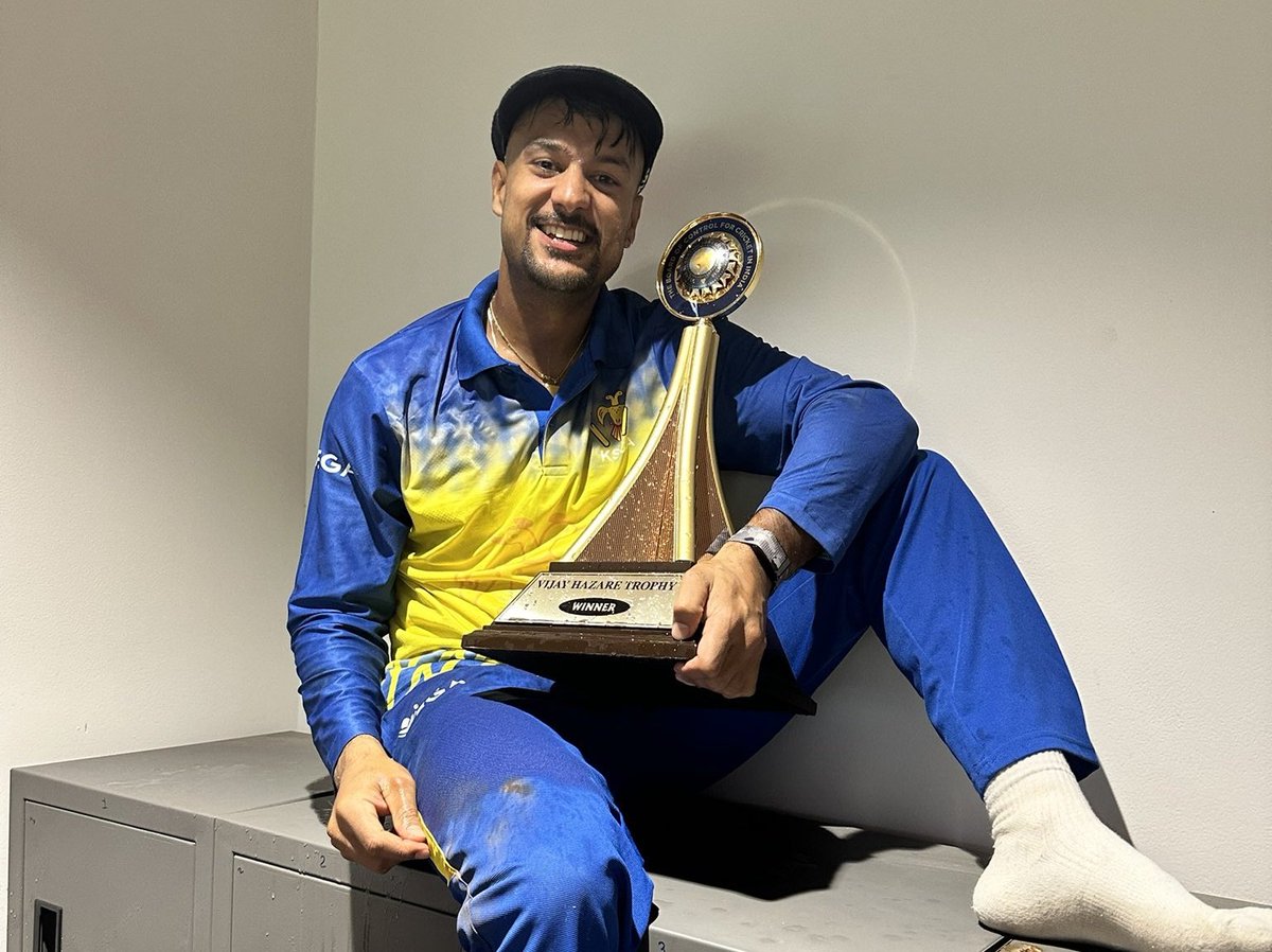 kaushiktweetz's tweet photo. The Trophy Magnet. #MayankAgarwal https://t.co/BAjOmFJS8m