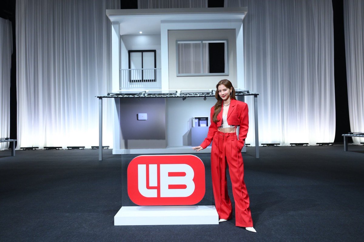 LookAround_TH's tweet photo. EnergyLIB เปิดตัว "LIB Solar Townhome" พร้อม "ใบเฟิร์น-พิมพ์ชนก"โซลาร์โซลูชันสำหรับทาวน์โฮม "เปิดแอร์ชิล 8 ชั่วโมง[1]" เปลี่ยนหน้าร้อนให้เย็นฉ่ำ ในราคาเข้าถึงได้

🔗 อ่านต่อ https://t.co/mWkm8cb3SO

#ใบเฟิร์นพิมพ์ชนก 
#baifernbah
#EnergyLIB
#LIBSolarTownhome
#เปิดแอร์ชิล8ชั่วโมง https://t.co/GIYLMINpzJ