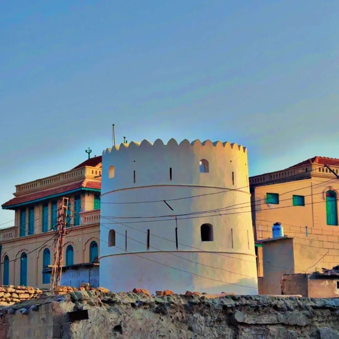 یہ تصاویر گوادر شہر کی قدیم تعمیرات کی عکاسی کرتی ہیں۔ واچ ٹاور اور اس کے عقب میں اسماعیلیہ جماعت خانہ جو شہر کے شاہی بازار میں واقع ہیں۔ 
#Heritage #gwadar