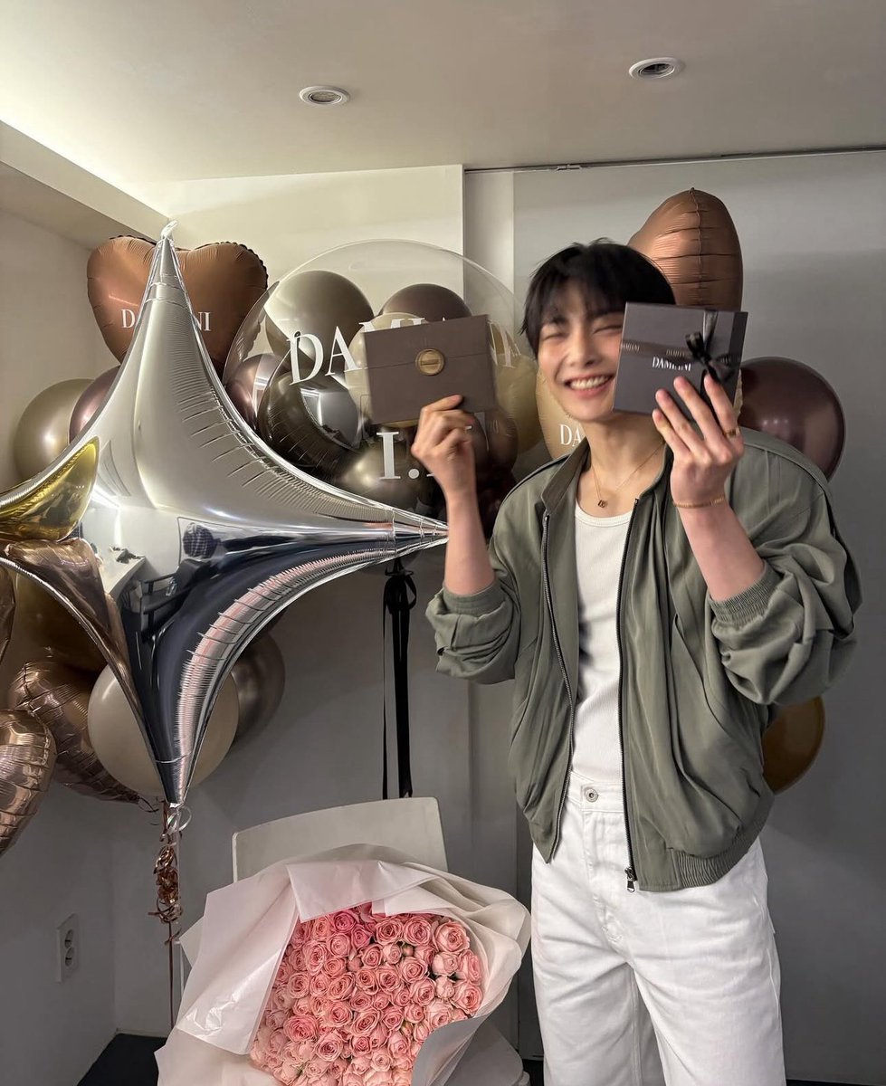 dailyinnieluv's tweet photo. i.2.n.8 instagram update : 'Thank you DAMIANI ✨💕' https://t.co/mEVt4qo8Ry