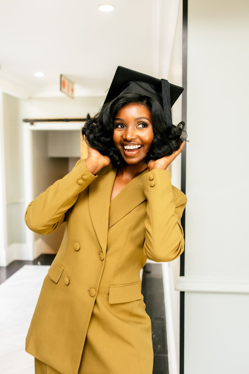 MsBunny's tweet image. #4timesHeavyWeightChamp  🧑🏾‍🎓 💁🏾‍♀️

“Damn… she a baddie with a brainy.. 🧠” Fez 😅