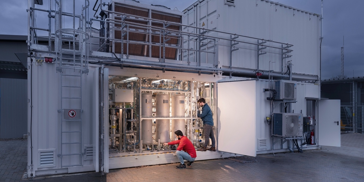 UmweltDialog's tweet photo. Klimaneutraler Schiffstreibstoff aus Abwasser: Das Start-up ICODOS erzeugt im Mannheimer Klärwerk Methanol aus Biogas und grünem Wasserstoff. https://t.co/5AX329DYpD #Methanol #Klimaschutz #ICODOS #KIT #Abwasser #Schifffahrt https://t.co/57NncEQWzF