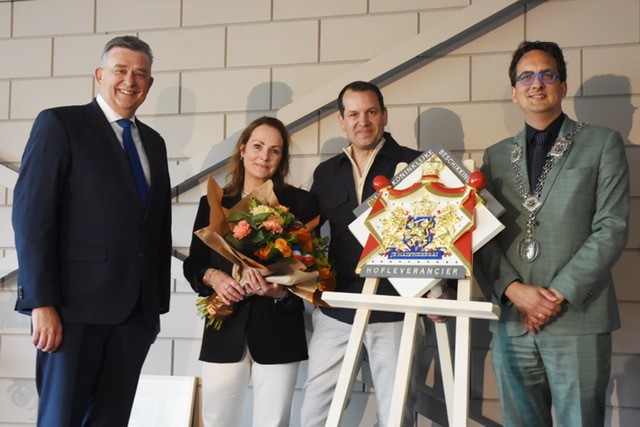 Ysselsteyn heeft een nieuwe hofleverancier! De trotste ondernemers van Keijsers-Martens Elektro- en installatietechniek hebben woensdag het predicaat van gouverneur Emile Roemer ontvangen.

Meer lezen over de nieuwe hofleverancier? Kijk dan op: bit.ly/450yV7T