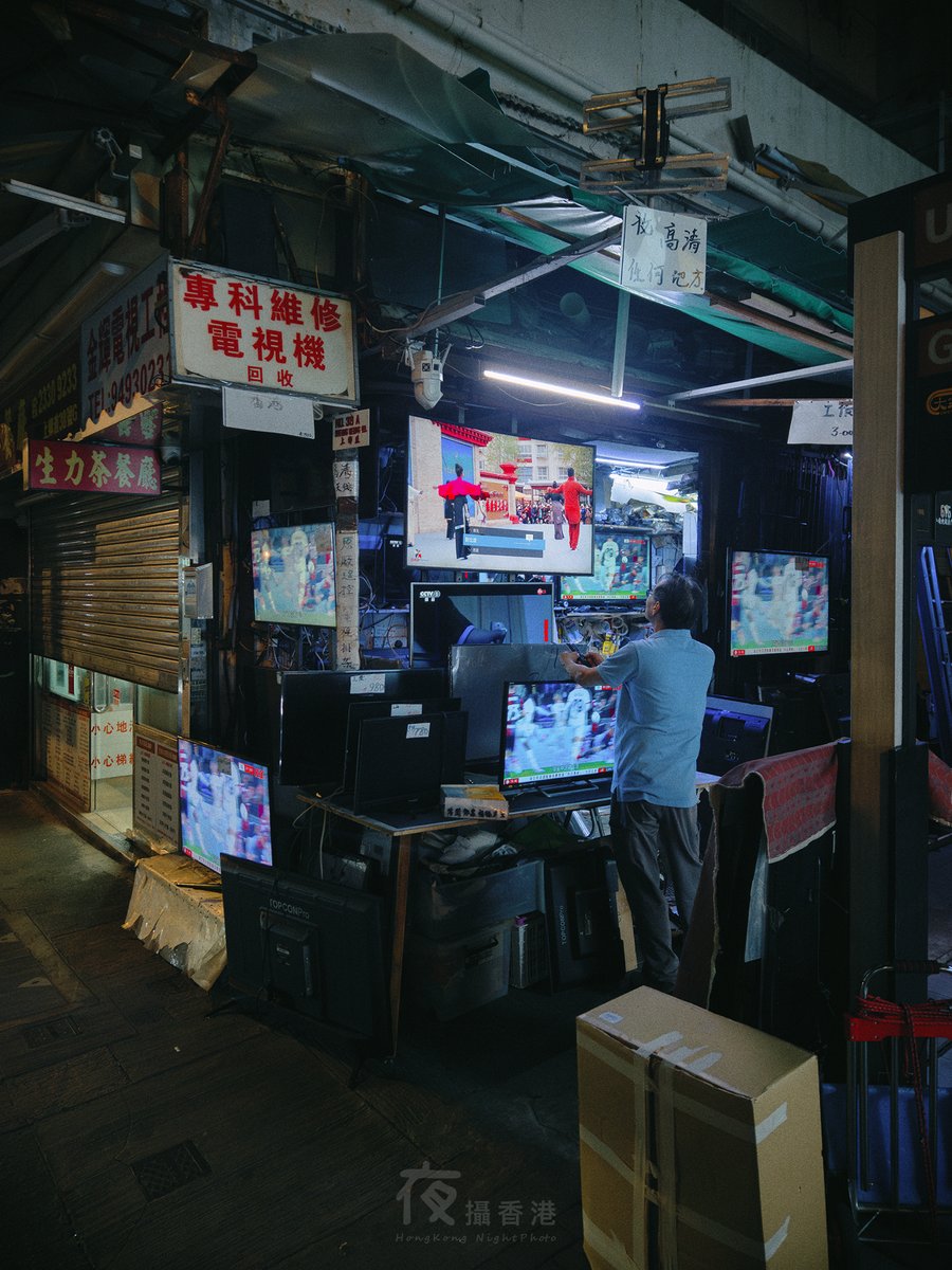 hknightphoto's tweet photo. 另一組夜拍直度,由土瓜灣行到落紅磡,舊區影風景就無乜,連招牌都唔多一個,記錄下唔同生活百態其實不錯。
#夜繽紛 #香港夜景 #hknightscape #街頭夜拍 #oppofindx6pro #手機夜景 #土瓜灣 #紅磡 https://t.co/d7HaiXfPVK
