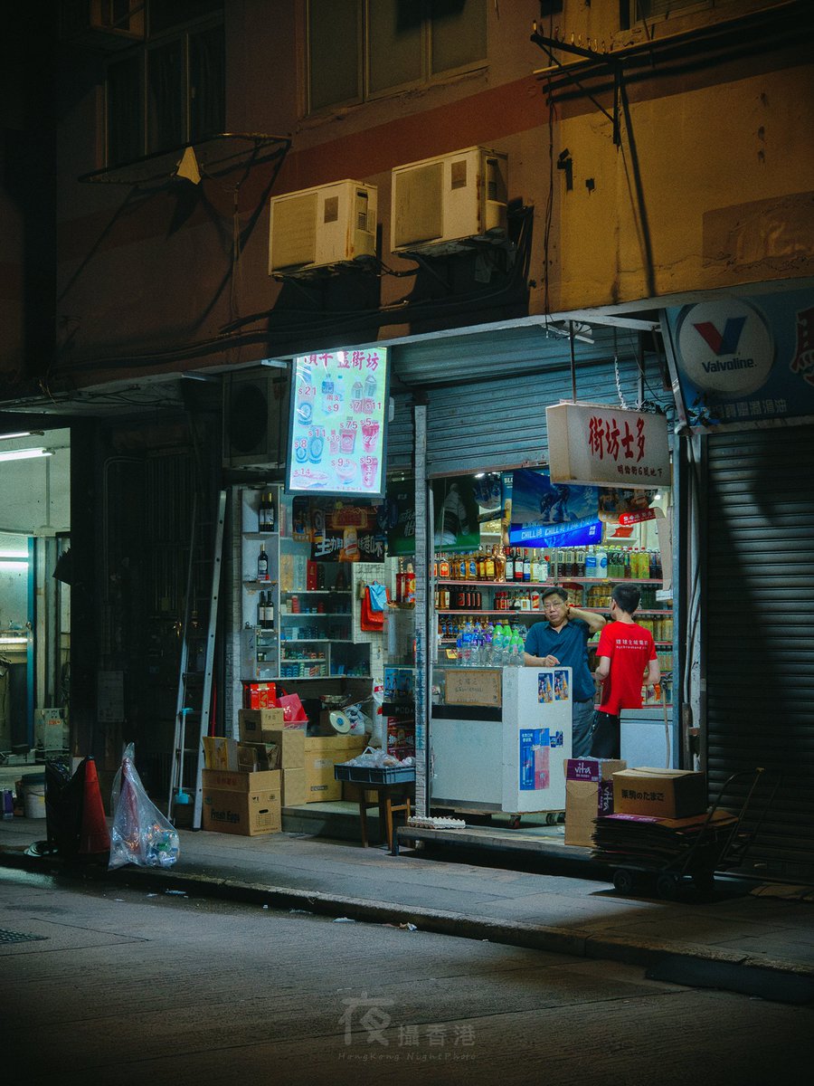 hknightphoto's tweet photo. 另一組夜拍直度,由土瓜灣行到落紅磡,舊區影風景就無乜,連招牌都唔多一個,記錄下唔同生活百態其實不錯。
#夜繽紛 #香港夜景 #hknightscape #街頭夜拍 #oppofindx6pro #手機夜景 #土瓜灣 #紅磡 https://t.co/d7HaiXfPVK