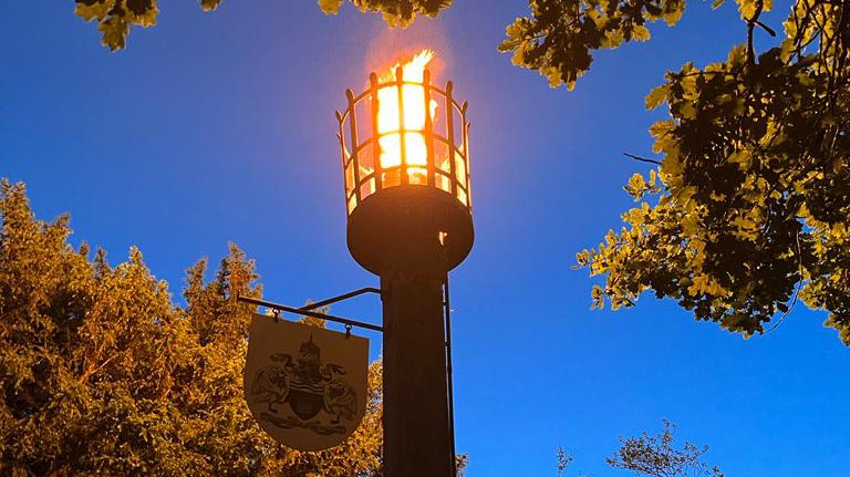 DontLetYourTea's tweet image. Beacon lighting tonight at St Anns Hill Chertsey 20.30 #VE80 #Runnymede #Surrey