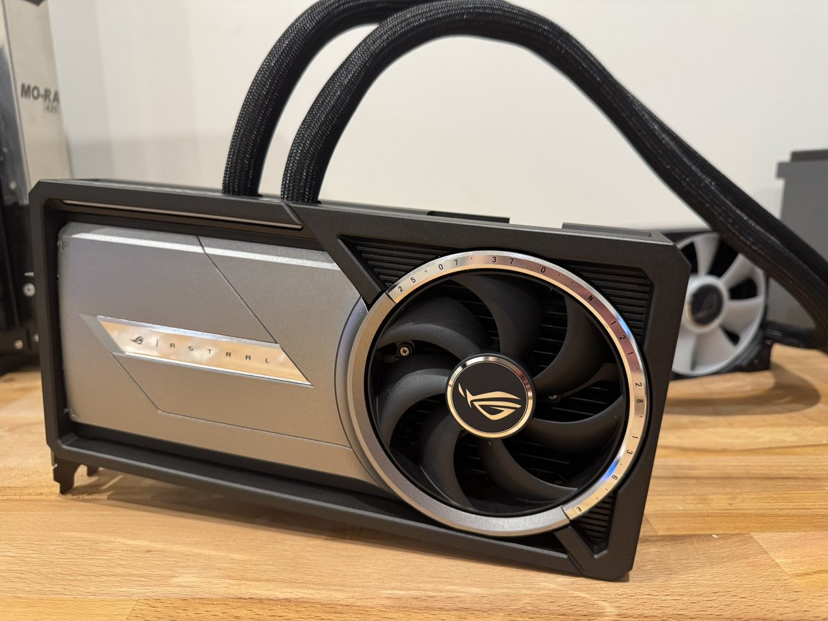 My RTX 5090 finally arrived!! 🤤
1.8 TB/s memory bandwidth!