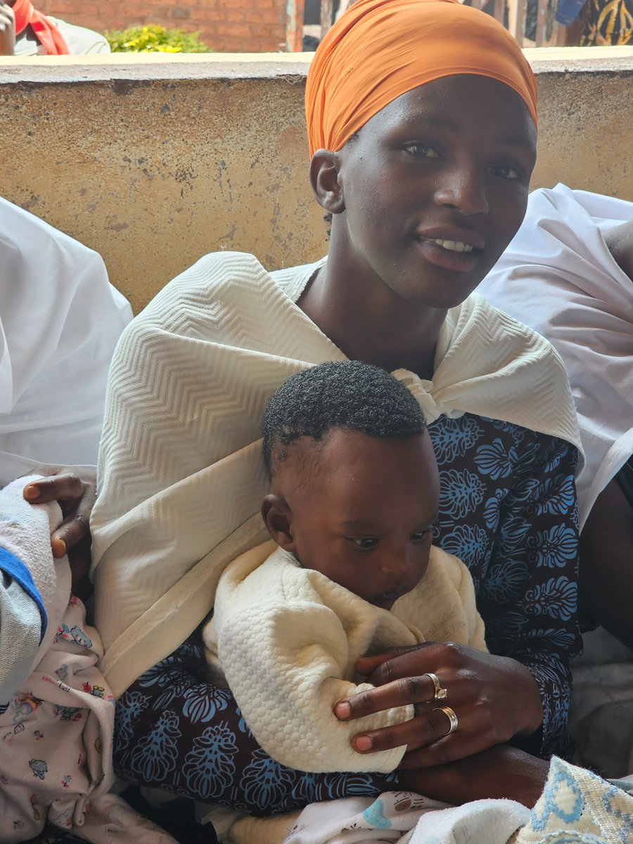 UNICEF Burundi (@unicef_burundi) on Twitter photo Evelyne, une maman de 26 ans, emmène, pour la 3ème fois, son bébé Akim de 3 ans et demi au #CDS de Ngozi pour ses vaccins.
Grâce au soutien de <a href="/gavi/">Gavi, the Vaccine Alliance</a>, <a href="/UNICEF/">UNICEF</a> œuvre chaque jour pour que chaque enfant au Burundi ait accès a des vaccins sûrs & efficaces pour grandir en bonne santé. Evelyne, une maman de 26 ans, emmène, pour la 3ème fois, son bébé Akim de 3 ans et demi au #CDS de Ngozi pour ses vaccins.
Grâce au soutien de <a href="/gavi/">Gavi, the Vaccine Alliance</a>, <a href="/UNICEF/">UNICEF</a> œuvre chaque jour pour que chaque enfant au Burundi ait accès a des vaccins sûrs & efficaces pour grandir en bonne santé.