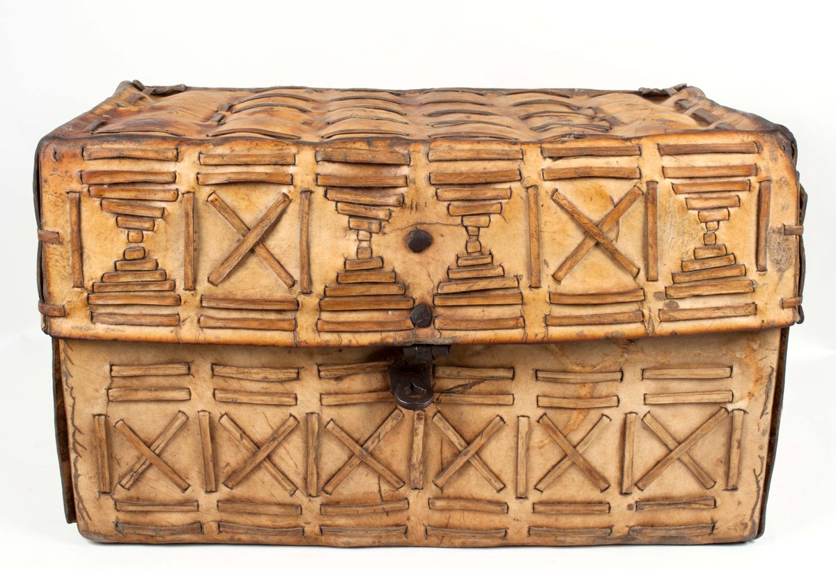 ¡Ya es julio! Y sabéis lo que eso significa, o al menos muchos de vosotros, los afortunados que este mes os vais de vacaciones. Es tiempo de viajar. Por este motivo, compartimos hoy esta petaca o maleta de los siglos XVII-XVIII.