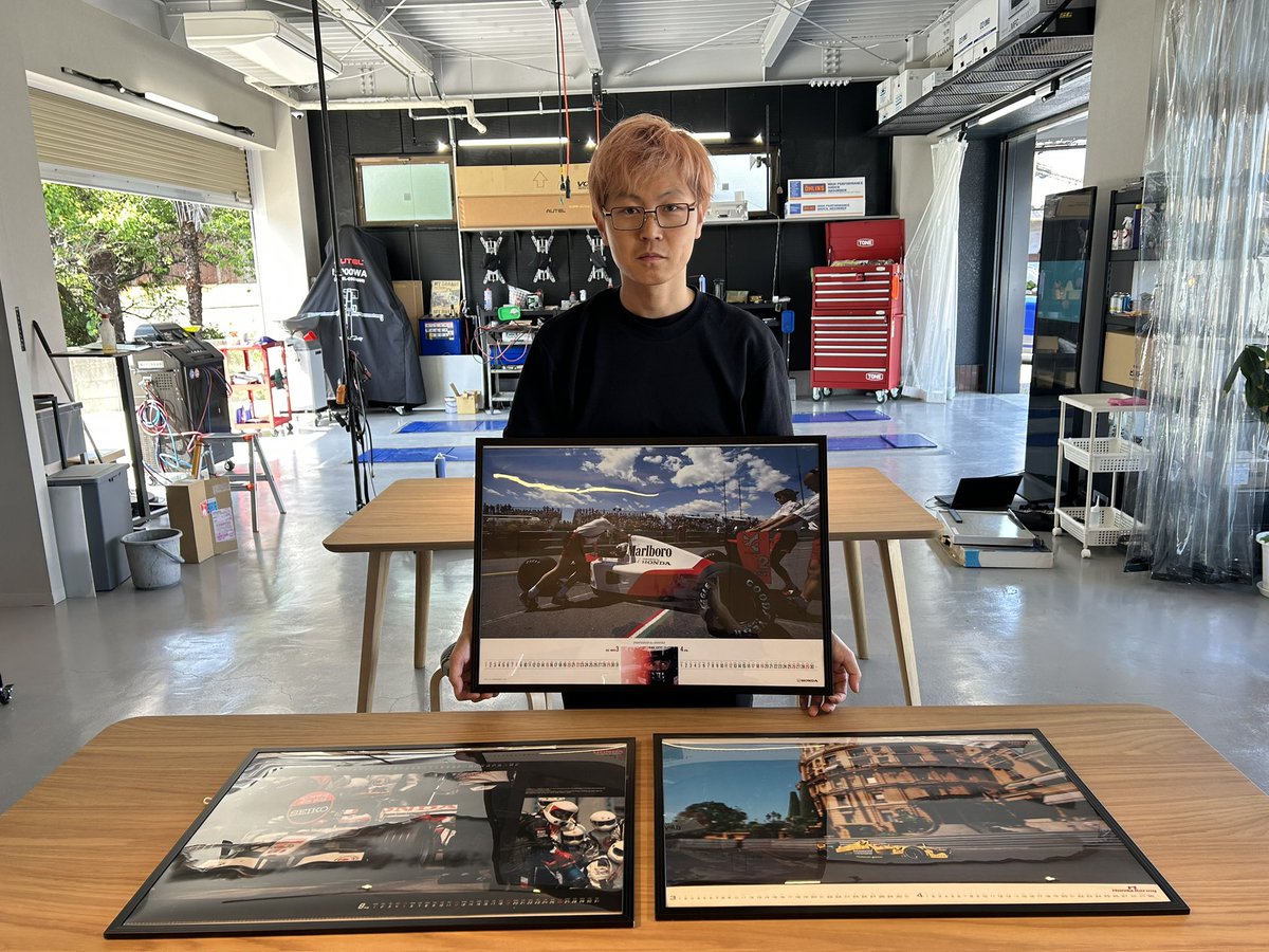 ohbamoto's tweet photo. こんにちは、大林モータースです。
せっかくオシャレな店舗なので、
ヴィンテージのカレンダーを額に入れてみました。
民泊スペースや、店頭に飾る予定ですので、ぜひ見に来てくださいね!
⬇️営業日カレンダーはコチラ
https://t.co/06LBTBI4wA
#大林モータース
#FUNCUBE https://t.co/OchW7lSOku