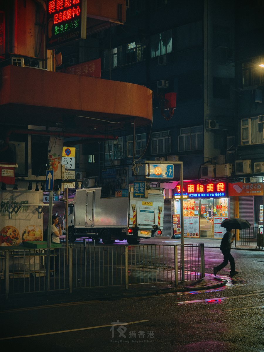 hknightphoto's tweet photo. 另一組夜拍直度,由土瓜灣行到落紅磡,舊區影風景就無乜,連招牌都唔多一個,記錄下唔同生活百態其實不錯。
#夜繽紛 #香港夜景 #hknightscape #街頭夜拍 #oppofindx6pro #手機夜景 #土瓜灣 #紅磡 https://t.co/e1Q56IXodT