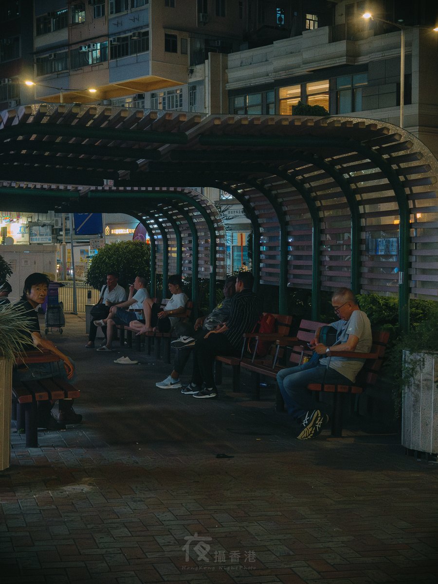hknightphoto's tweet photo. 另一組夜拍直度,由土瓜灣行到落紅磡,舊區影風景就無乜,連招牌都唔多一個,記錄下唔同生活百態其實不錯。
#夜繽紛 #香港夜景 #hknightscape #街頭夜拍 #oppofindx6pro #手機夜景 #土瓜灣 #紅磡 https://t.co/e1Q56IXodT