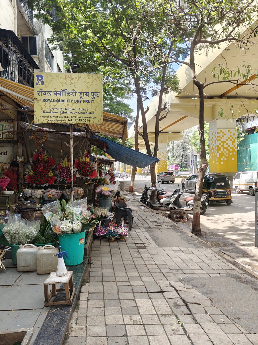 BIRDMAN_AMIT's tweet photo. @mybmcWardHW @area_civicissue @MTPHereToHelp @mybmc @zoru75 @mumbaiwalking Same see how they spawl in chairs on the #footpath baapchi jaagaa gheuntaak ! Wah wah @ShelarAshish enjoying Malabar Hill with @mieknathshinde https://t.co/EEqnkARZps