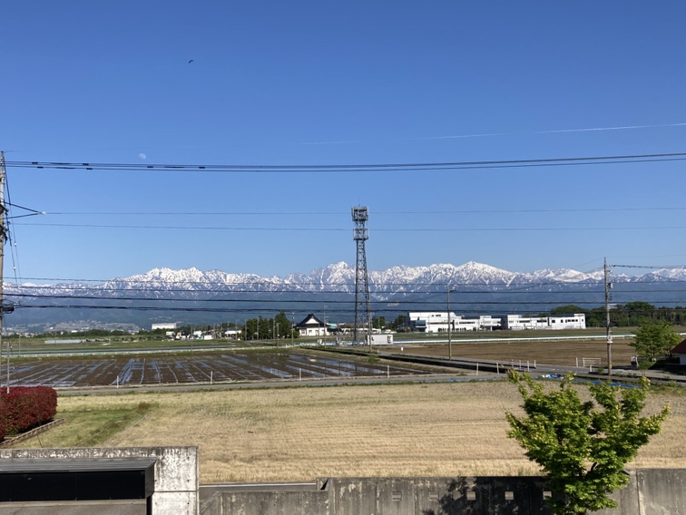 Pro_inno_239's tweet photo. #立山連峰 がとてもきれいなのでﾊﾟｼｬﾘ📷
今まさにシーズンの #立山室堂 付近にある #雪の大谷 ❄今年は高さ16メートル！
積雪が何層にも重なってできているため、積雪時の天候によって層の厚さや色味が変わるそうです💡凄い！

ちなみに2枚目はデスクから見える景色です✨

#富山のオオタニサーン https://t.co/8S71OESOYd