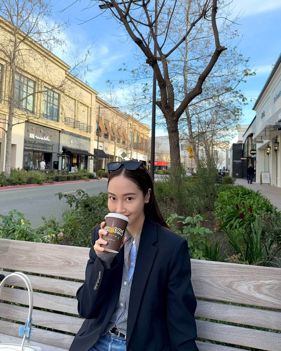 hyori_sunie's tweet photo. [Jessica Jung Instagram] 250508 (1)

jessica.syj: Slow sips☕️ #simpleplesures 

#JessicaJung #제시카 https://t.co/ncQVw7IbxK