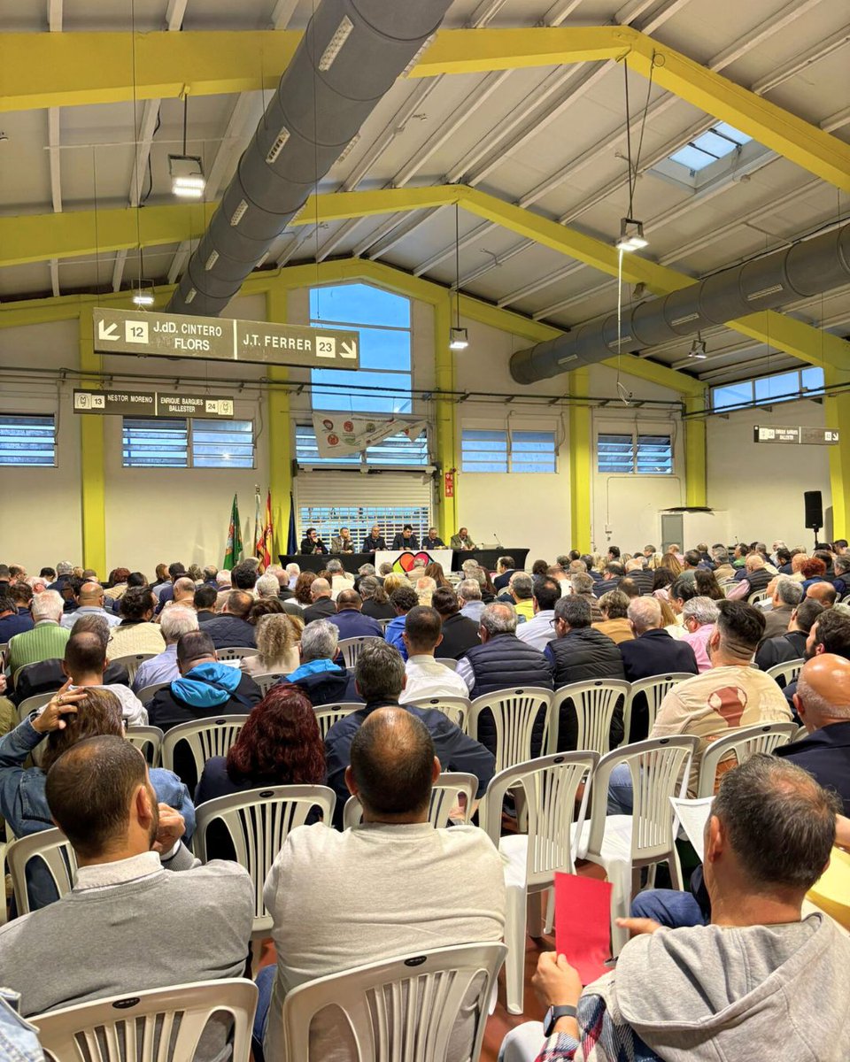 Ahir va tindre lloc la primera reunió del IX Congrés Faller en la nau de #Mercaflor🌸
Amb més de 300 congressistes que van elegir les taules de treball del congrés 🗳️
Moltes gràcies per triar les nostres instal·lacions per a una cita tan important per al món de les falles 🔥