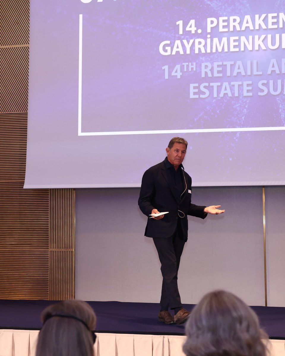 Boyner Grup Yönetim Kurulu Başkanı ve CEO'su Cem Boyner, 14.⁠ ⁠Perakende ve Gayrimenkul Zirvesi'nde "Geçmişten Geleceğe:Türkiye Perakende Sektörünün Dönüşümü" oturumunda konuşmacı oldu.