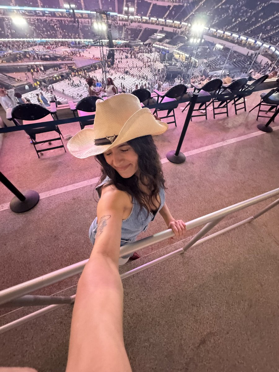 stephhmedina13's tweet photo. holy fuck beyonce dude thank you beyonce https://t.co/KjFUnP4ENQ
