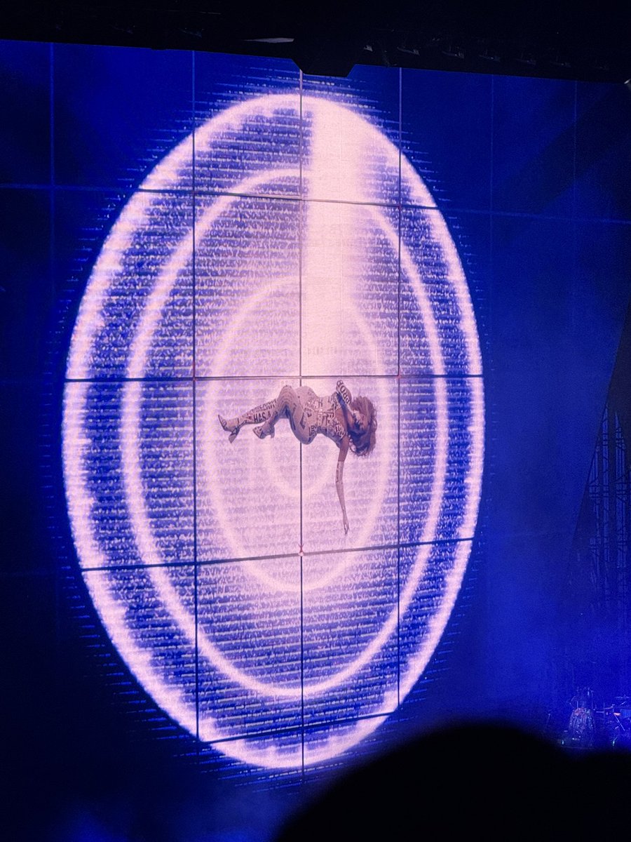 stephhmedina13's tweet photo. holy fuck beyonce dude thank you beyonce https://t.co/KjFUnP4ENQ
