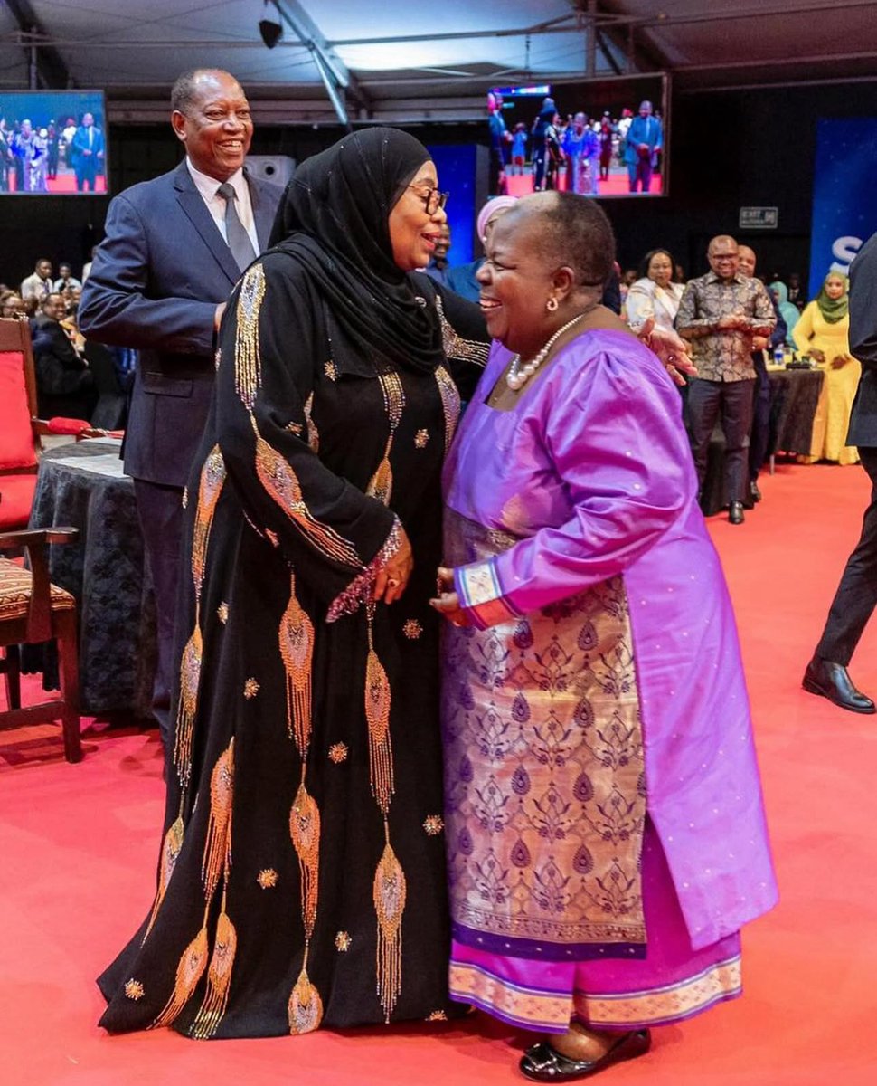 charzy03's tweet photo. When two Women legend are met https://t.co/UgVlFJ1ic0