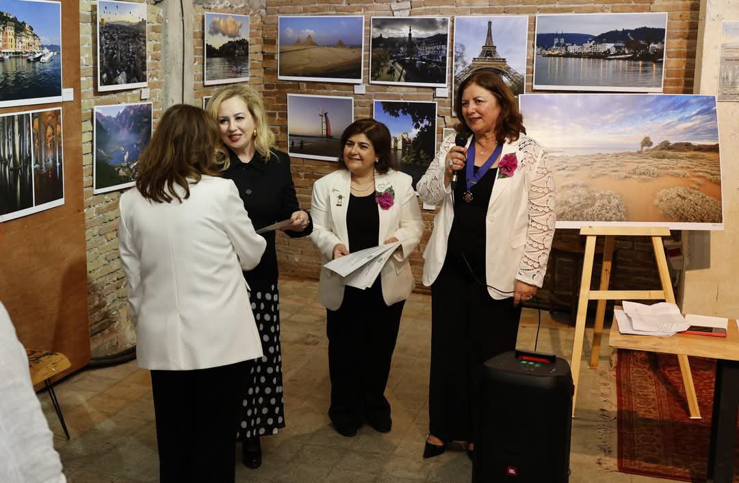Bellapais Begonvil Inner Wheel Derneği tarafından düzenlenen “Yakın Manzaralar-Uzak Diyarlar” resim sergisinin açılışına katıldım.Sergiden elde edilecek gelirin Kemal Saraçoğlu Lösemili Çocuklar ve Kanserle Savaş Vakfı’na bağışlanacak olması çok önemli.i