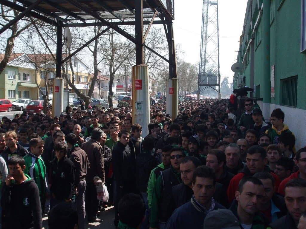 Sakaryaspor's tweet photo. 📌 Trendyol 1. Lig 2024-2025 sezonunun 38. haftasında Cumartesi günü saat 16.00’da Sakarya Atatürk Stadyumu’nda oynayacağımız Esenler Erokspor maçının biletleri  https://t.co/TiKp27zmC6 ve Passolig mobil uygulaması üzerinden satışta.

Bilet almak için: https://t.co/HKOJbP80i5 https://t.co/btoybSXKiD