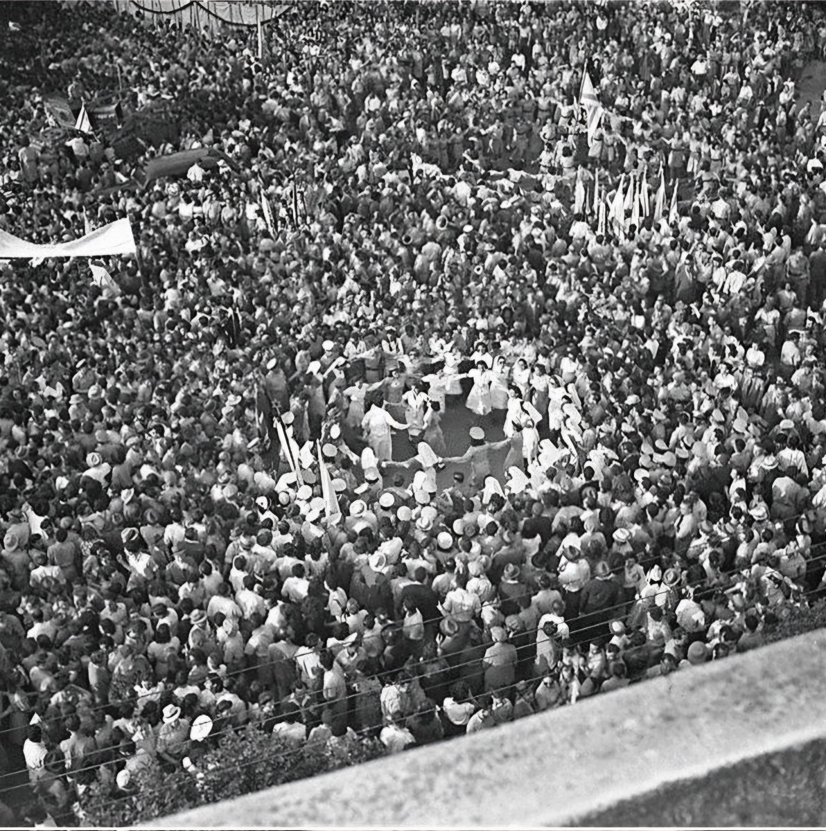 Holger Michel (@holger_michel) on Twitter photo Tel Aviv am 8. Mai 1945: Nazi-Deutschland kapituliert. Die systematische Verfolgung und Vernichtung des jüdischen Volkes ist gestoppt. ✡️
Fotos: <a href="/israelmuseum/">Israel Museum</a> Tel Aviv am 8. Mai 1945: Nazi-Deutschland kapituliert. Die systematische Verfolgung und Vernichtung des jüdischen Volkes ist gestoppt. ✡️
Fotos: <a href="/israelmuseum/">Israel Museum</a>